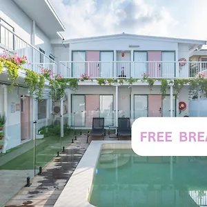 Surf Boutique Backpackers - Free Breakfast Vandrarhem